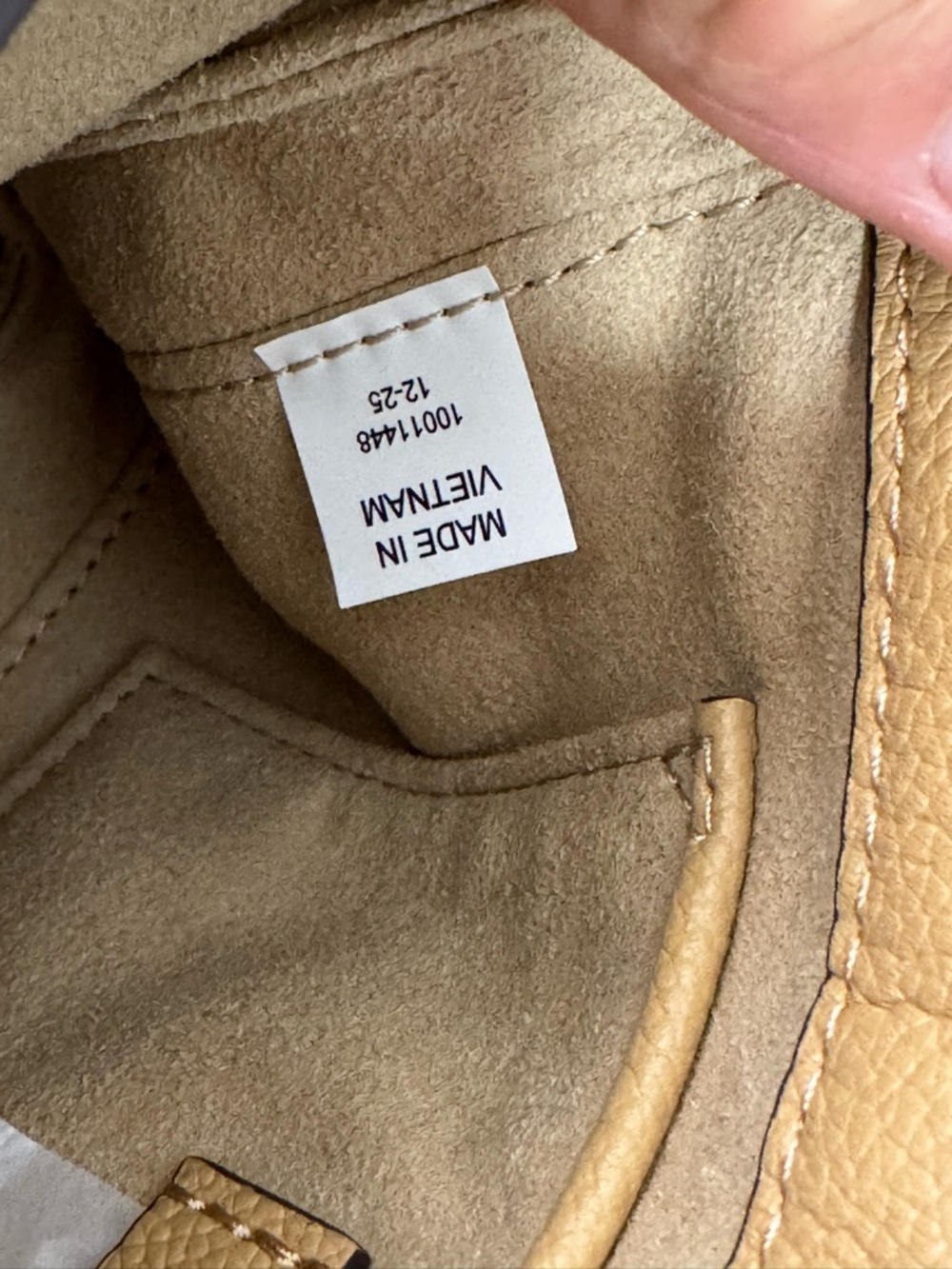 T MONOGRAM PEBBLED SOFT SMALL SHOULDER BAG - Picture 7 of 10